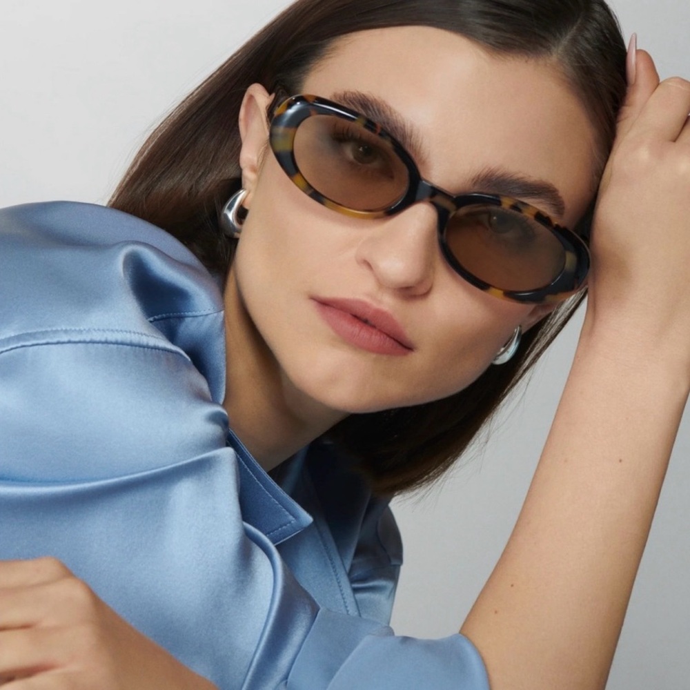 QUAY FELT CUTE Tortoise Shell Oval Sunglasses Pebble
Tortoise Frame / Tan Lens - Picture 3 of 3